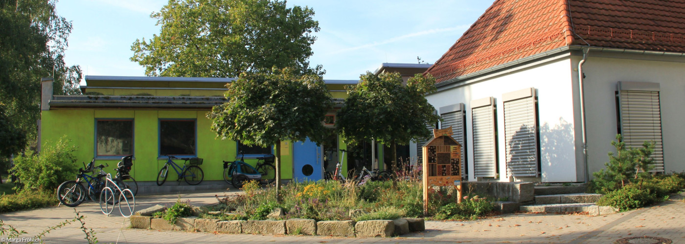 Blick auf den Kindergarten Wiesenbronn: links der Neubau, rechts der Altbau
