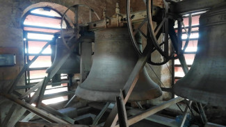 Glockenstuhl der Heilig Kreuz-Kirche in Wiesenbronn mit zwei Glocken.