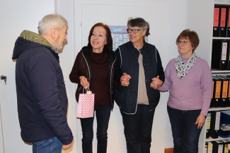 Karl Prechtel dankt der Pfarramtssekretärin Irmgard Haubenreich für ihren engagierten Vertretungsdienst. Gabriele Höfer und Inge Held sind nun die beiden Sekretärinnen im Pfarramt Wiesenbronn.