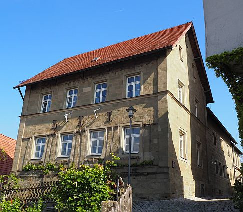 Blick auf die ehemalige Schule, in der das Gemeindehaus untergebracht ist.